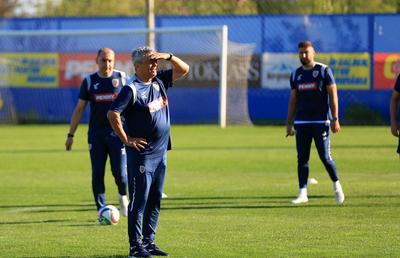Mircea Lucescu i-a luat tare pe „tricolori” la antrenament: „Hai, prietenii mei, că n-am venit să stăm pe bancă!”