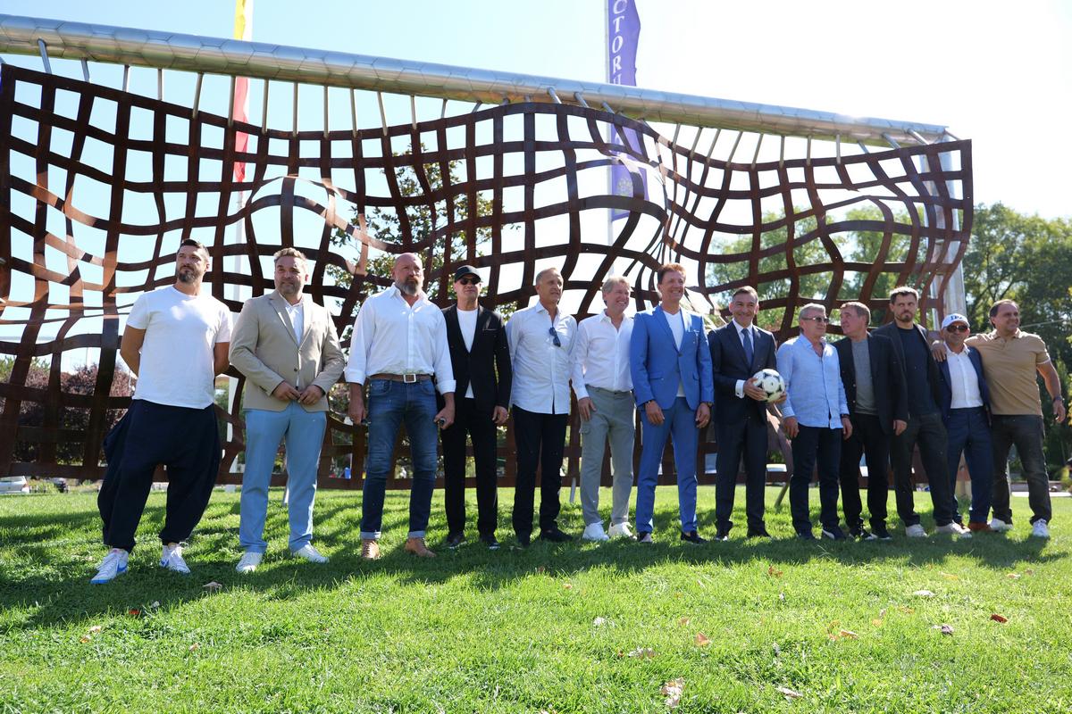 „Să ne faceți statuie!” » 26 de ani mai târziu, dorința lui Gică Hagi a fost îndeplinită! Monumentul a fost inaugurat astăzi