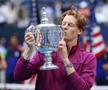 Jannik Sinner  sărătutând trofeul de la US Open FOTO Imago Images