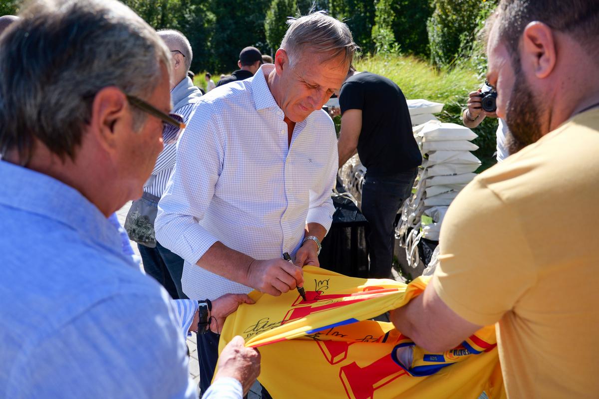 „Să ne faceți statuie!” » 26 de ani mai târziu, dorința lui Gică Hagi a fost îndeplinită! Monumentul a fost inaugurat astăzi