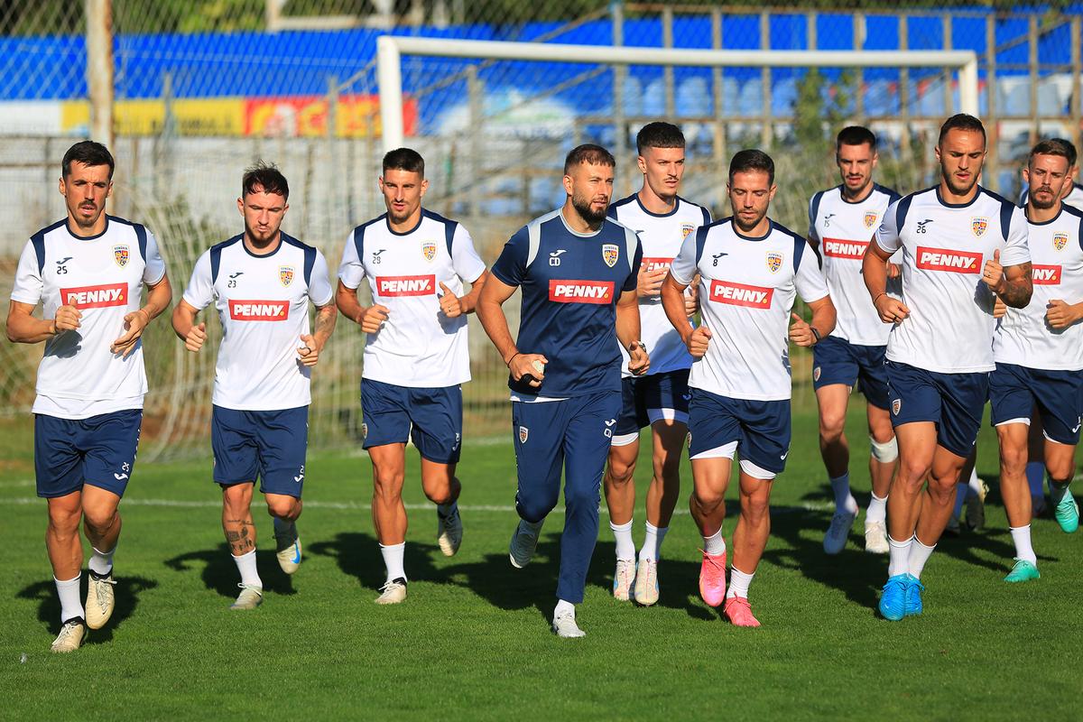 Mircea Lucescu i-a luat tare pe „tricolori” la antrenament: „Hai, prietenii mei, că n-am venit să stăm pe bancă!”
