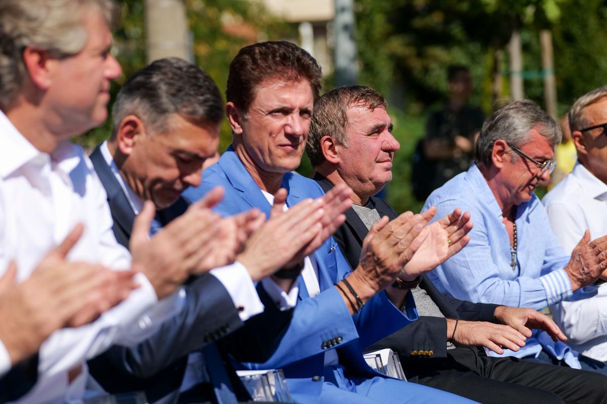 „Să ne faceți statuie!” » 26 de ani mai târziu, dorința lui Gică Hagi a fost îndeplinită! Monumentul a fost inaugurat astăzi