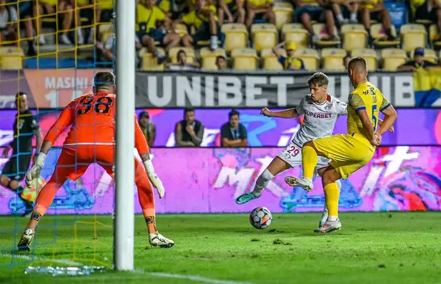 Rapid acuză Federația în cazul fotbalistului pedepsit de selecționerul Ion Marin: „Asta s-a întâmplat! L-au trimis în țară singur, fiind minor. Au ales și o cursă cu escală!”