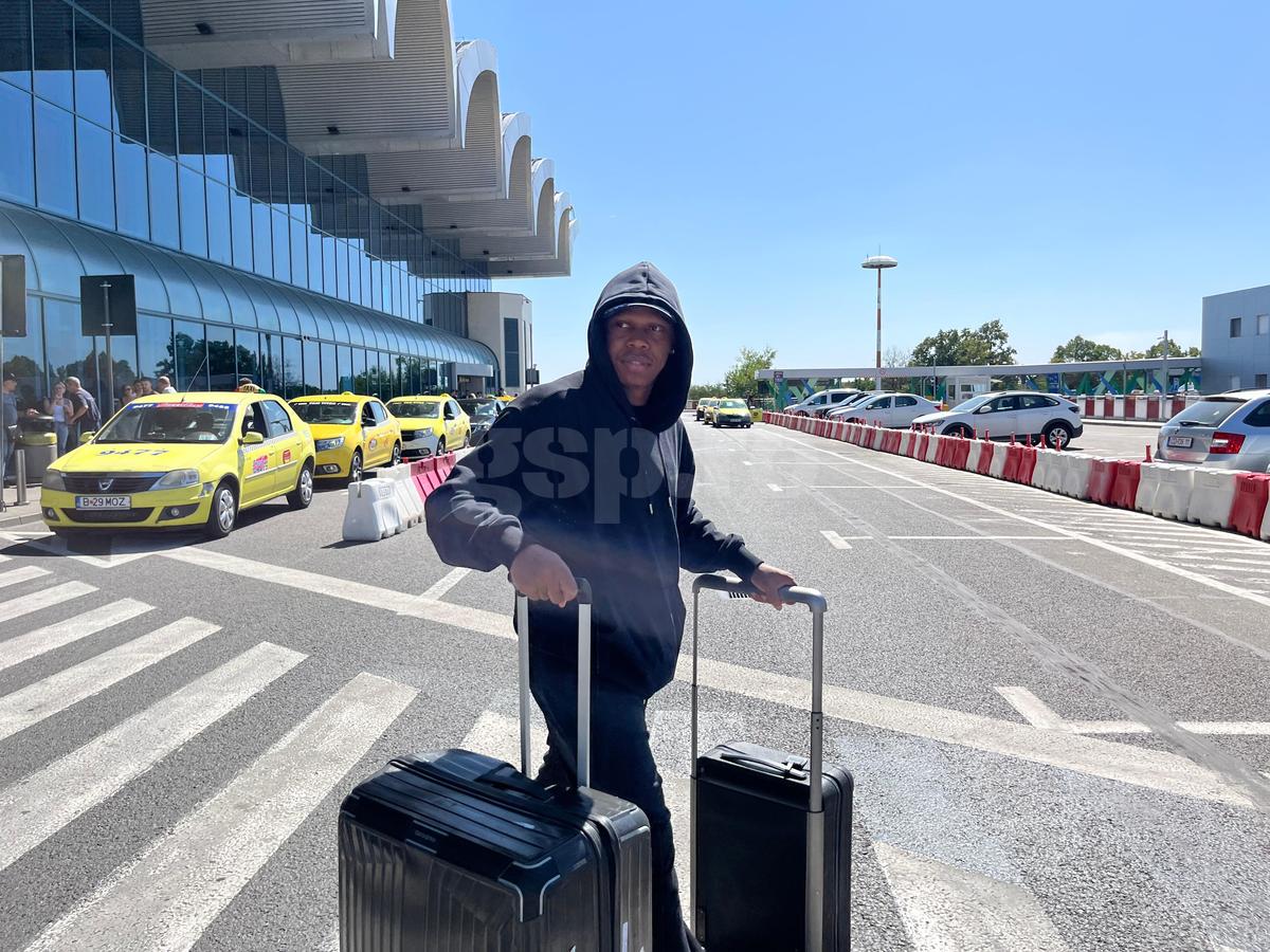 Fostul jucător de la Marseille și Tottenham a ajuns la București și va semna cu Rapid » Cum a vrut să se furișeze pe aeroport