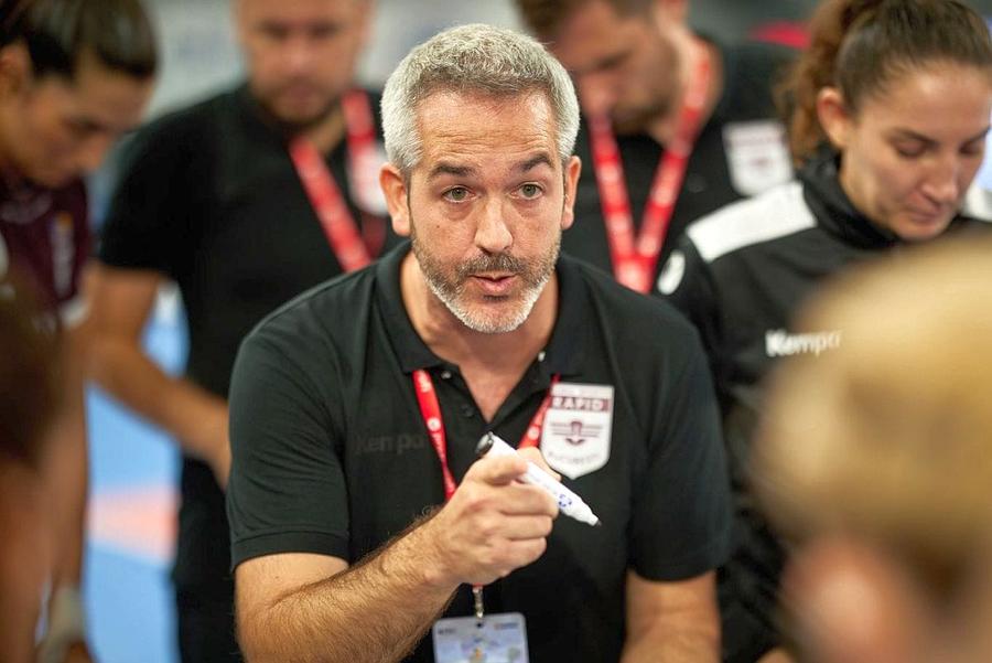 David Ginesta, antrenorul Rapidului. Sursă foto: Facebook/ Handbal Rapid București Debut cu dreptul pentru Rapid cu Buducnost în noul sezon de Liga Campionilor la handbal feminin