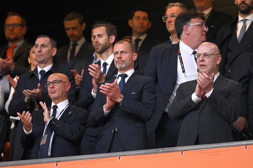 Daniel Levy, primul din stânga pe rândul de jos, la finala Europa League 2025 // foto: Guliver/gettyimages