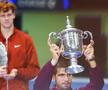 Jannik Sinner, privind cum Carlos Alcaraz ridică trofeul de campion la US Open // foto: Imago Images