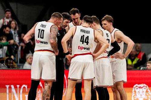 Alex Mumbru, înconjurat de jucătorii Germaniei/Foto: fiba.basketball