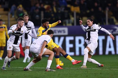 Nahuel Estevez, Botond Balogh și Matteo Cancellieri îl înconjoară pe Jose Ederson într-un meci Parma - Atalanta 1-3 / Foto: Imago
