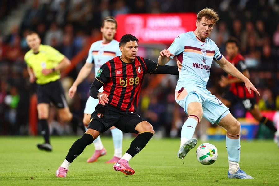 Nathan Collins (dreapta), în echipamentul lui Brentford / Foto: Imago Jurnaliștii britanici speculează: „Aducerea lui ar putea fi sfârșitul lui Radu Drăgușin la Tottenham. E o chestiune de încredere””