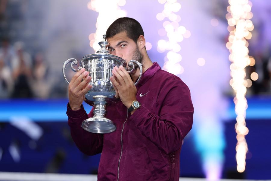 Carlos Alcaraz cu trofeul de la New York FOTO Imago Images Are 14 ani și merge pe urmele fratelui său mai mare, liderul ATP Carlos Alcaraz: „Se va vorbi mult despre el”