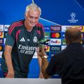 Jose Mourinho primește un sprinkler de la jurnalistul italian Tancredi Palmeri / Foto: Imago