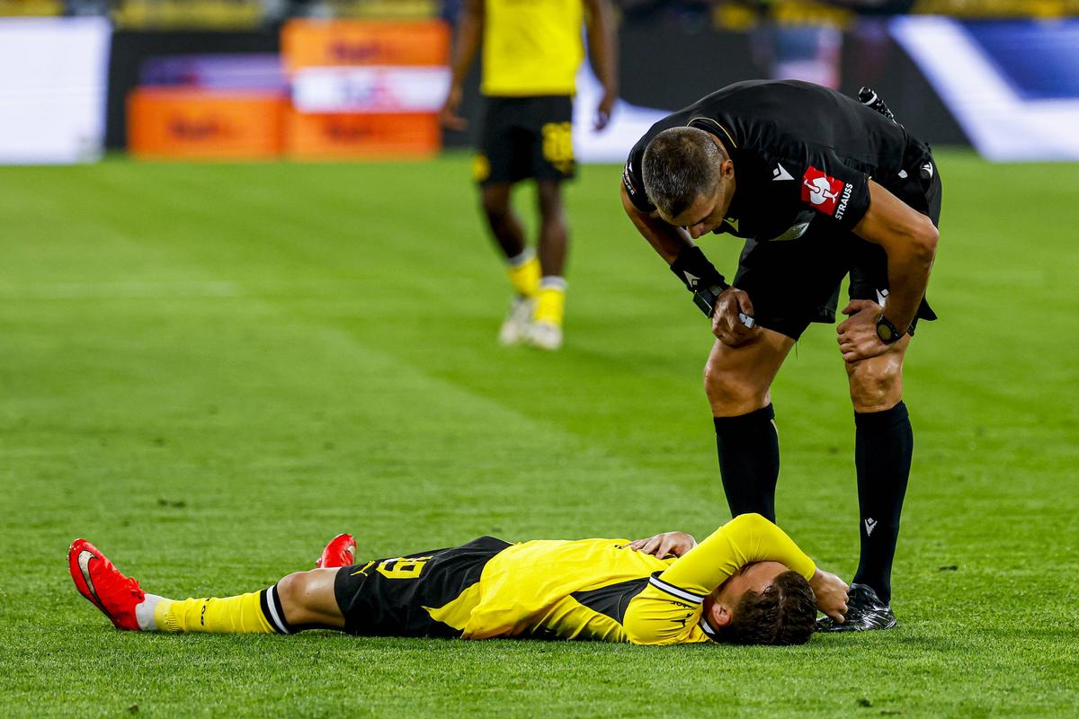 Momente înghețate! Meciul Borussiei Dortmund, perturbat de colapsul subit al unui jucător, paramedicii au intervenit imediat
