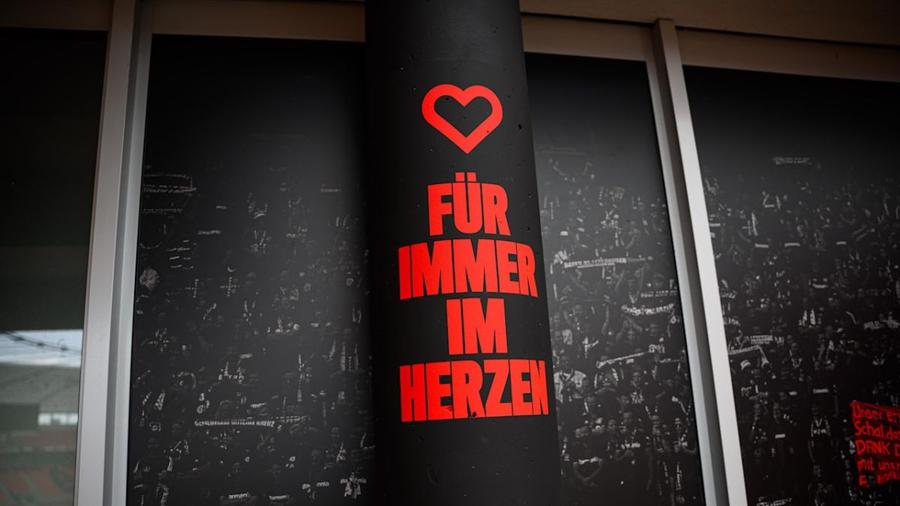 „Pentru totdeauna în inimile noastre” - e inscripția plasată pe peretele din colțul memorial / Foto: Bild Neobișnuit! » Leverkusen a creat trei locuri „de doliu” pe stadion