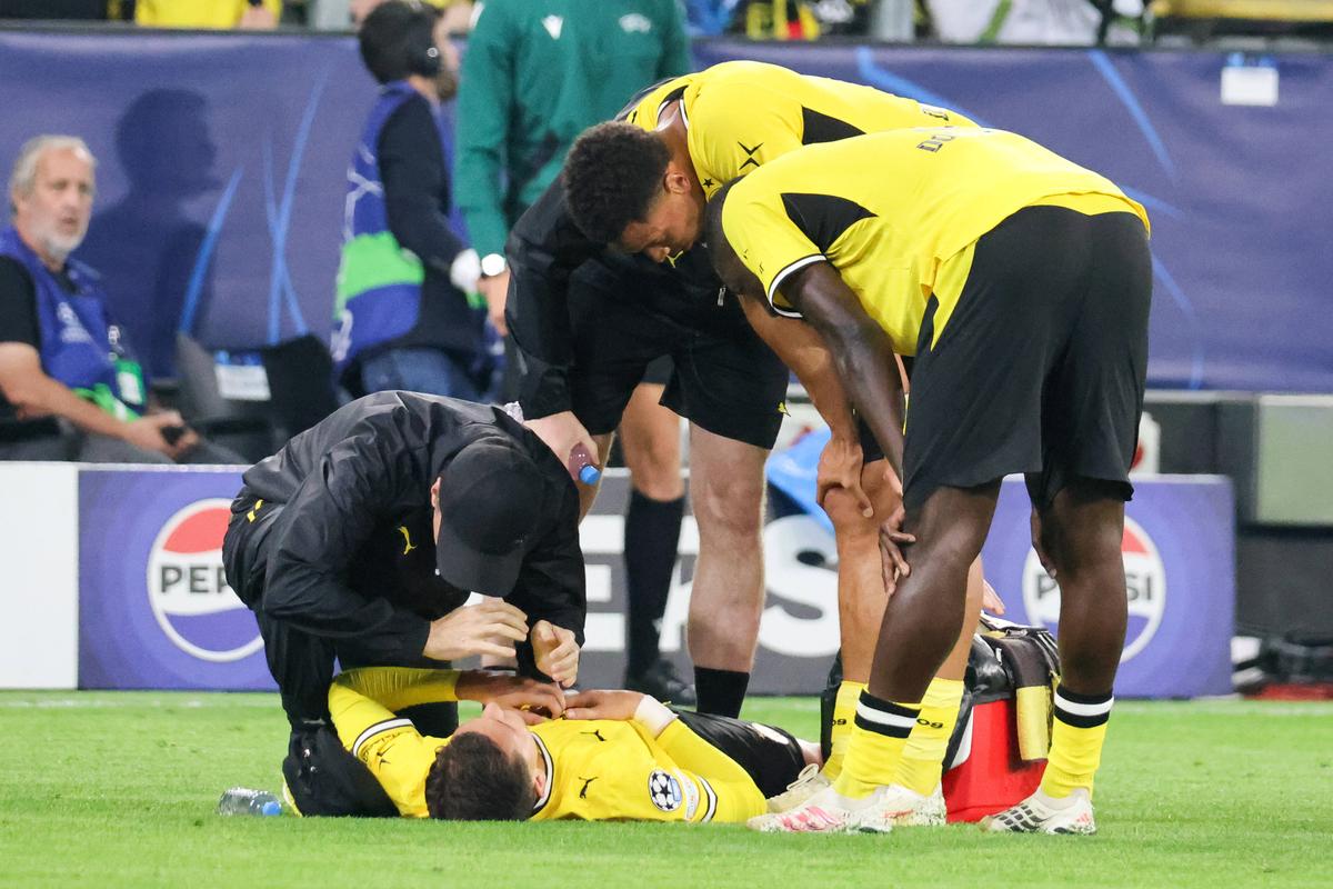 Momente înghețate! Meciul Borussiei Dortmund, perturbat de colapsul subit al unui jucător, paramedicii au intervenit imediat