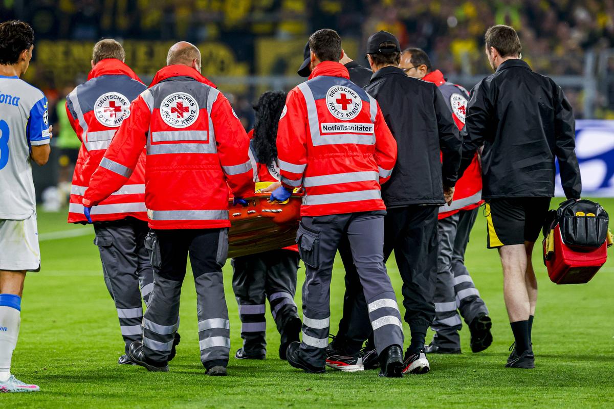 Momente înghețate! Meciul Borussiei Dortmund, perturbat de colapsul subit al unui jucător, paramedicii au intervenit imediat