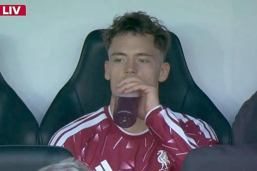 Florian Wirtz, bând sucul de vișine după ce a fost scos în Newcastle - Liverpool / foto via The Athletic