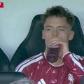 Florian Wirtz, bând sucul de vișine după ce a fost scos în Newcastle - Liverpool / foto via The Athletic
