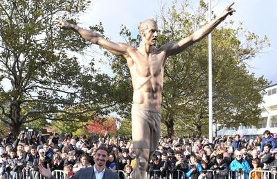 Doar asta-i mai lipsea » Zlatan Ibrahimovic, statuie superbă în Malmo!