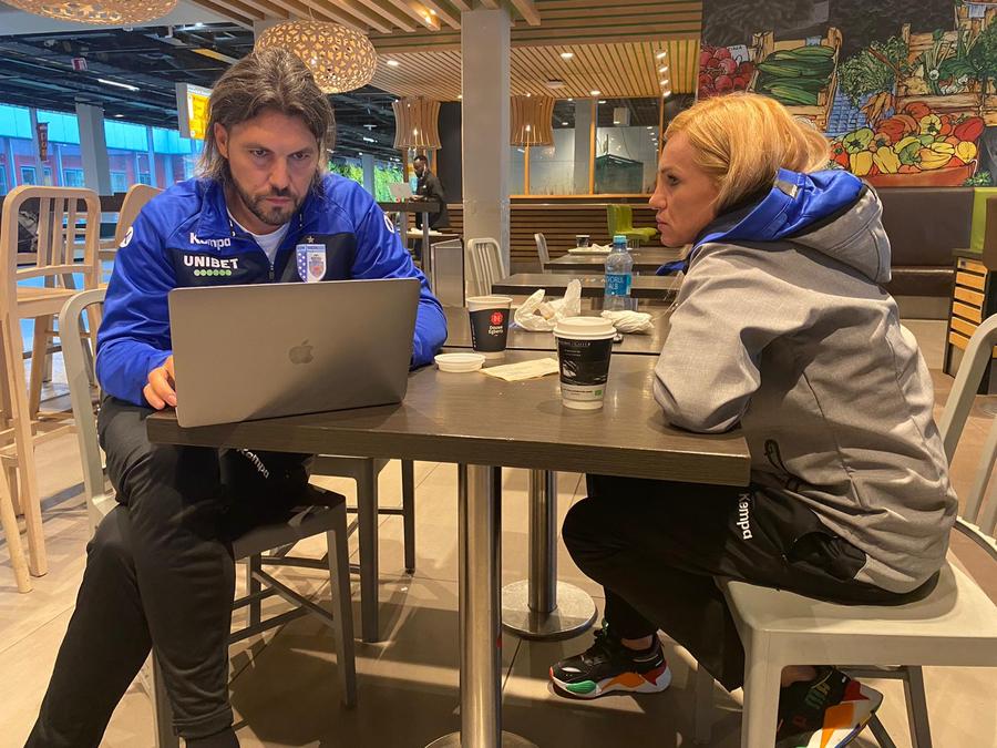 Între două avioane, timp pentru discuții între antrenorii Adi Vasile și Iulia Curea FOTO CSM București Jucătoarele lui CSM București nu au voie să părăsească hotelul din Norvegia