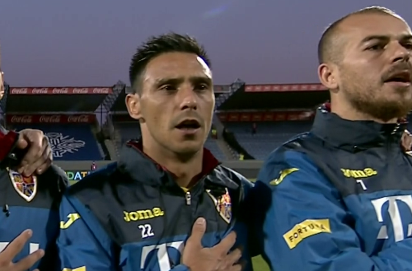 Mario Camora (33 de ani, fundaș stânga), convocat în premieră la echipa națională, a cântat cu emoție imnul României înaintea meciului decisiv cu Islanda din semifinala play-off-ului pentru Campionatul European // Capturi ProTV