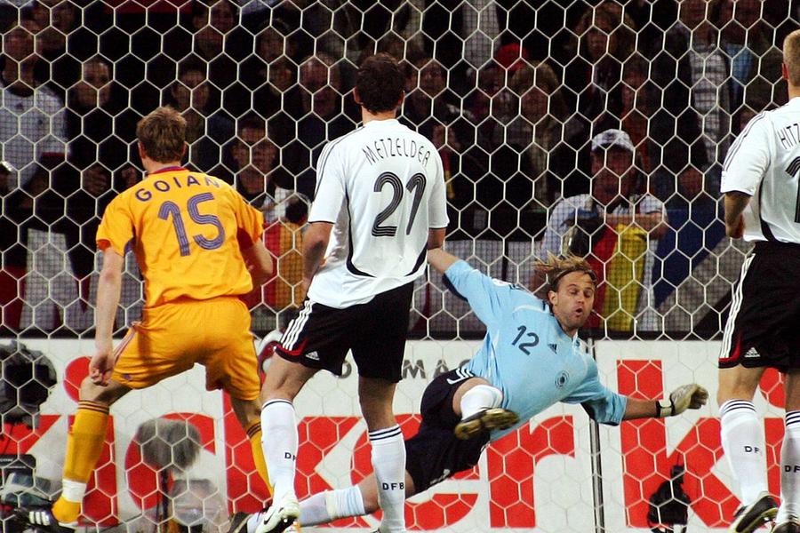 Dorin Goian marcând în poarta Germaniei / Sursă foto: Imago Images El e ultimul român care a înscris în fața Germaniei: „Era să-mi rup umărul când am celebrat golul, Mutu râdea de mine” + 5 lucruri inedite de atunci