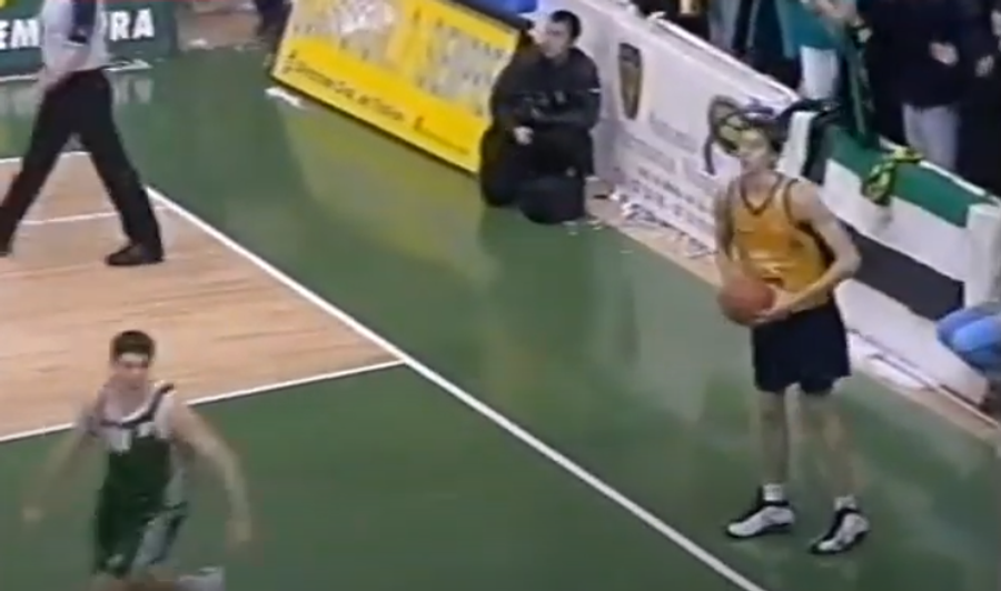 Captură video. Gasol (dreapta), la primul său meci, ianuarie 1999 29 de secunde