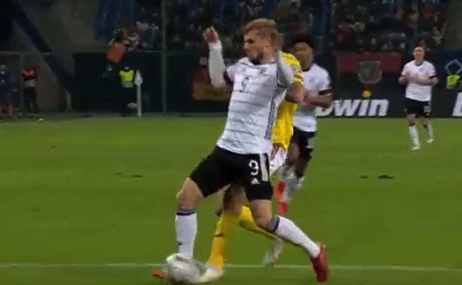 FOTO: captură @pro TV VAR-ul a fost cu noi! Cuneyt Cakir, decizie majoră în debutul meciului Germania - România