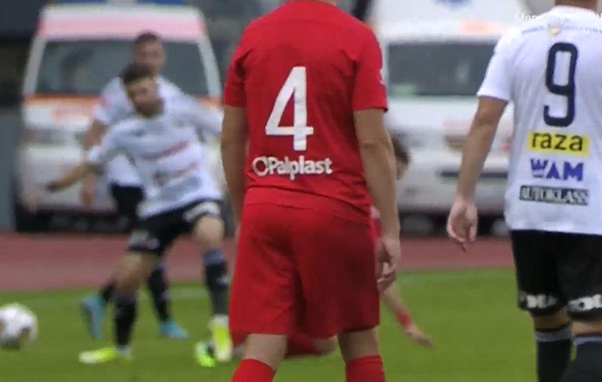 Nu i-a venit să creadă » Jucătorul de la U Cluj a văzut cartonașul roșu la două minute de la intrarea pe teren!