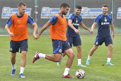 Rachid Bouhenna (centru), la un antrenament al lui FCSB/ foto Imago Images