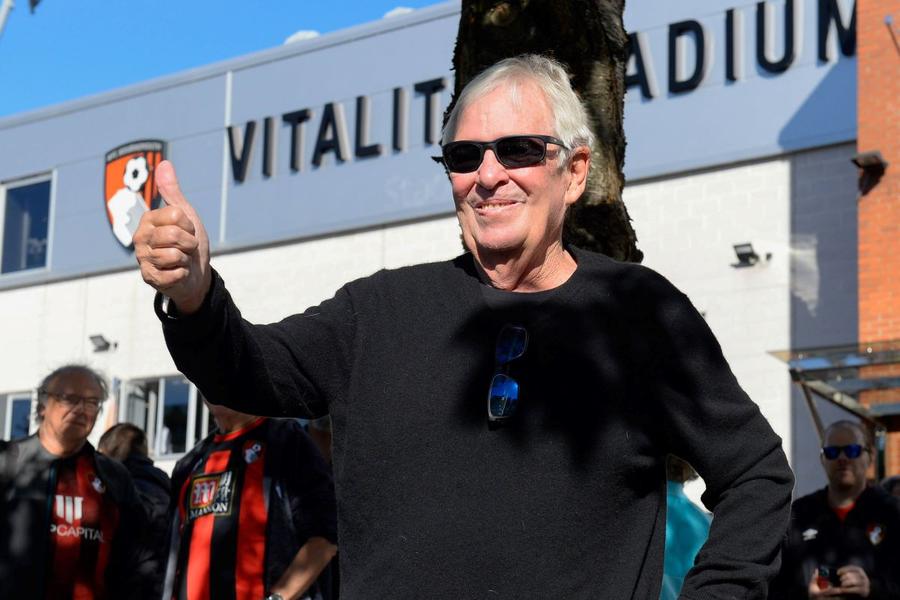 Bill Foley, în fața stadionului lui Bournemouth, Vitality Stadium. FOTO: Imago Images Încă un club din Premier League a fost cumpărat de americani! Lista formațiilor engleze deținute de oameni de afaceri de peste ocean