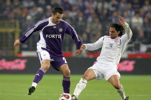 Lior Asulin (dreapta), într-un meci contra lui Anderlecht. 
Foto: Imago