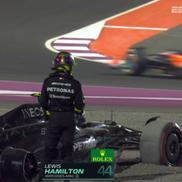 Mașinile Mercedes s-au acroșat la start, Hamilton a abandonat / Sursă foto: Twitter