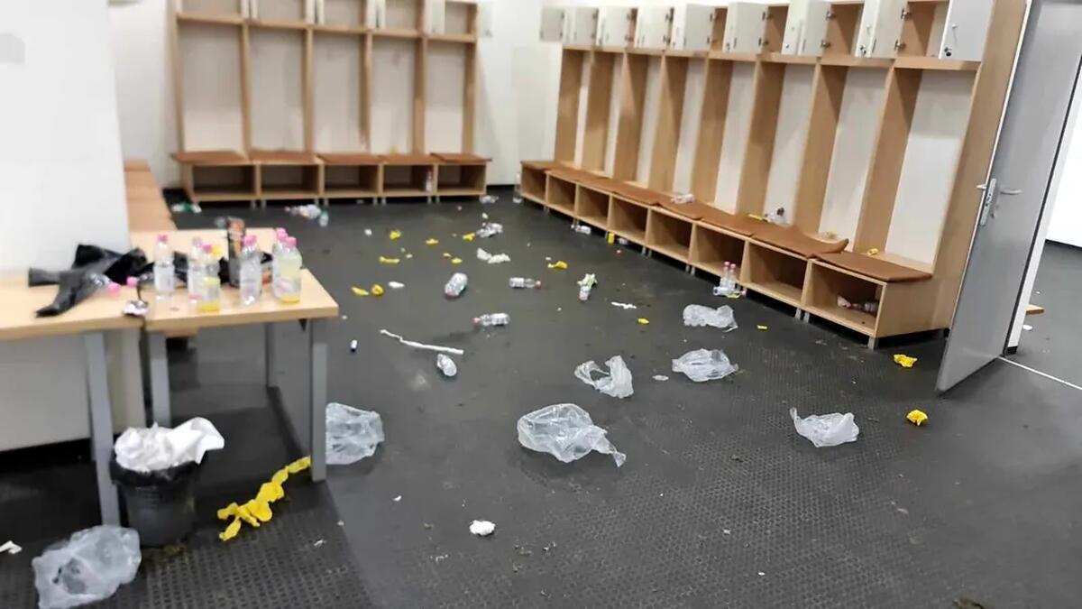 Viitorul Târgu Jiu - Concordia Chiajna - imagini cu mizeria lăsată în vestiarul ilfovenilor: sticle, gunoaie și o seringă