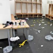 Imaginile surprinse în vestiarul folosit de Concordia Chiajna la stadionul din Târgu Jiu / Sursă foto: Pandurul