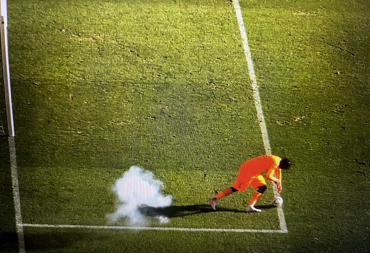 A venit verdictul » Ce se întâmplă cu partida din Ligue 1, suspendată după ce o petardă a explodat lângă portarul lui Clermont + Ce sancțiune au primit gazdele