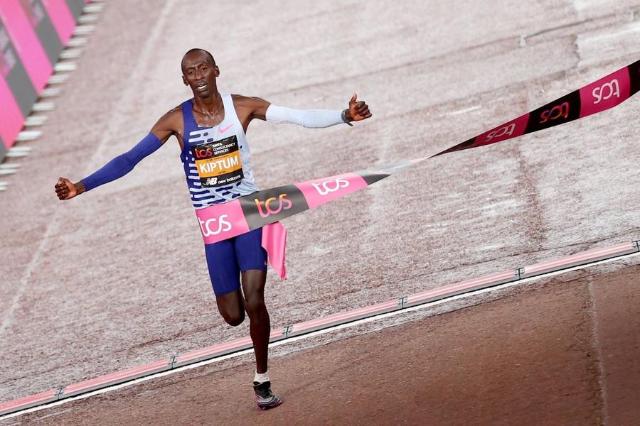 Kelvin Kiptum a fost recordman mondial la maraton Foto Imago Șocant: Kelvin Kiptum, deţinătorul recordului mondial la maraton și singurul care a coborât sub 2h și un minut, a murit într-un accident rutier!