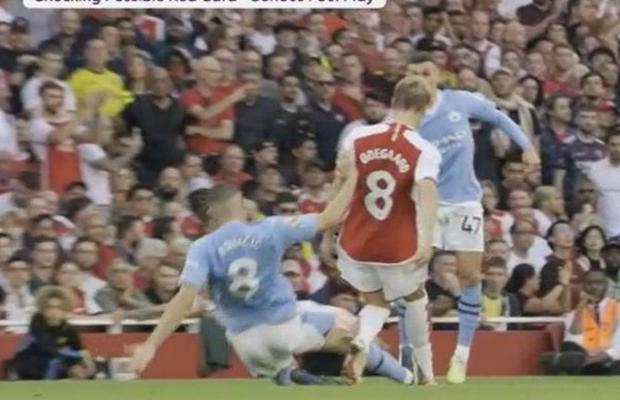 Decizii controversate la Arsenal - Manchester City » A scăpat incredibil de două ori de eliminare: „Dictatura arbitrilor a scăpat de sub control”