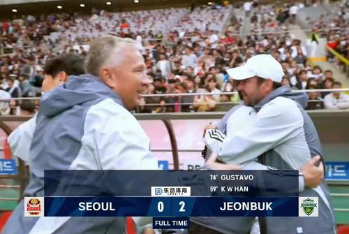 Dan Petrescu, bucurându-se după 2-0 cu Seoul