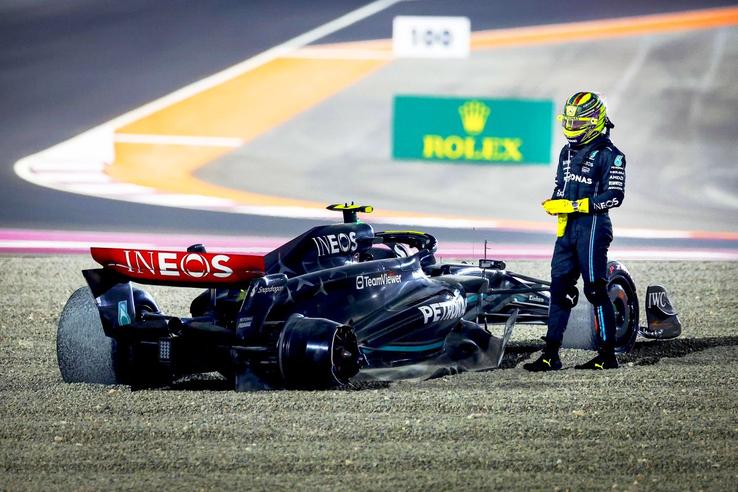 Mașinile Mercedes s-au acroșat la start, Hamilton a abandonat / Sursă foto: Imago Images