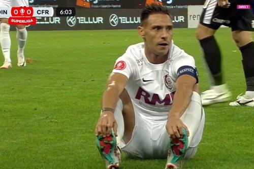 Mario Camora, întins pe gazon la meciul Dinamo - CFR Cluj