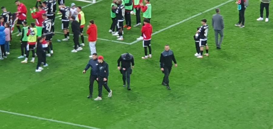 11 detalii care nu s-au văzut la TV în meciul dedicat memoriei lui Cătălin Hîldan » Fotbalistul cu VW Polo + rapidist vechi, cu fularul lui Dinamo la gât