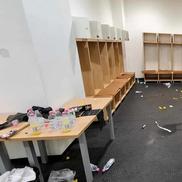 Imaginile surprinse în vestiarul folosit de Concordia Chiajna la stadionul din Târgu Jiu / Sursă foto: Pandurul