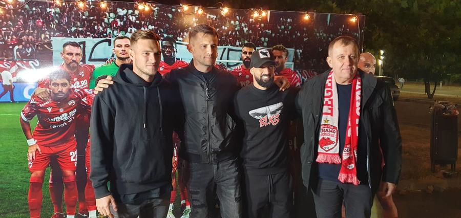11 detalii care nu s-au văzut la TV în meciul dedicat memoriei lui Cătălin Hîldan » Fotbalistul cu VW Polo + rapidist vechi, cu fularul lui Dinamo la gât
