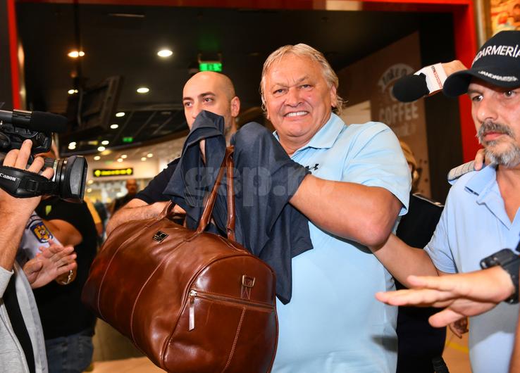 Sosire Dănuț Lupu. Fostul internațional a fost preluat de polițiști pe aeroportul din Otopeni (foto: Cristi Preda/GSP)