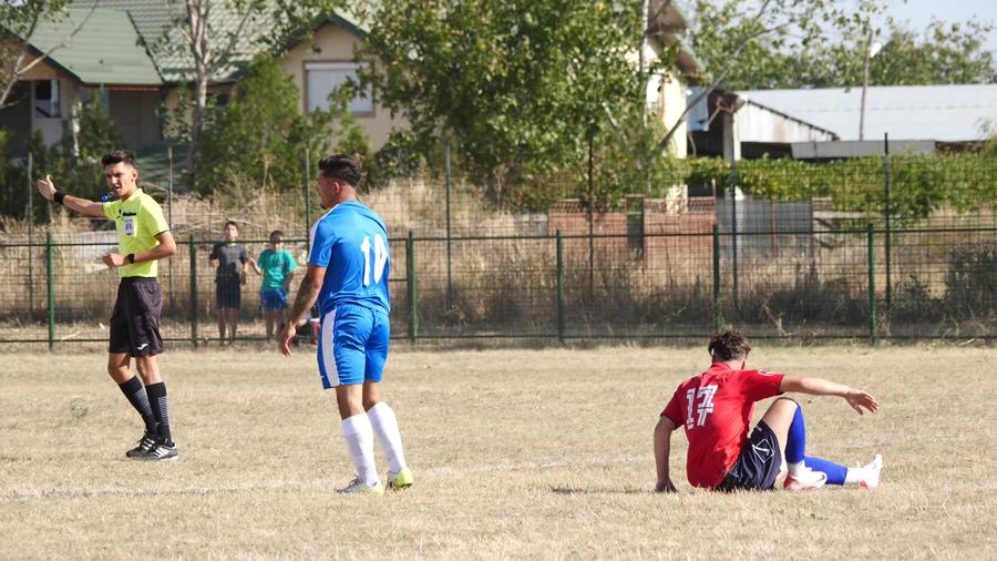 Iarbă verde mai deloc, dar s-a jucat fotbal și s-au marcat șase goluri Speranța arbitrajului din România e soția lui Ogică! Alexandra a lăsat handbalul și acum face legea la meciurile de județeană