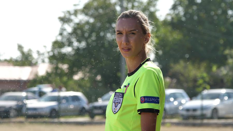 Alexandra a întors toate privirile la meciul din județeana de Călărași Speranța arbitrajului din România e soția lui Ogică! Alexandra a lăsat handbalul și acum face legea la meciurile de județeană
