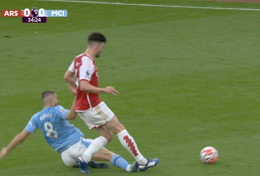 Decizii controversate la Arsenal - Manchester City » A scăpat incredibil de două ori de eliminare: „Dictatura arbitrilor a scăpat de sub control”