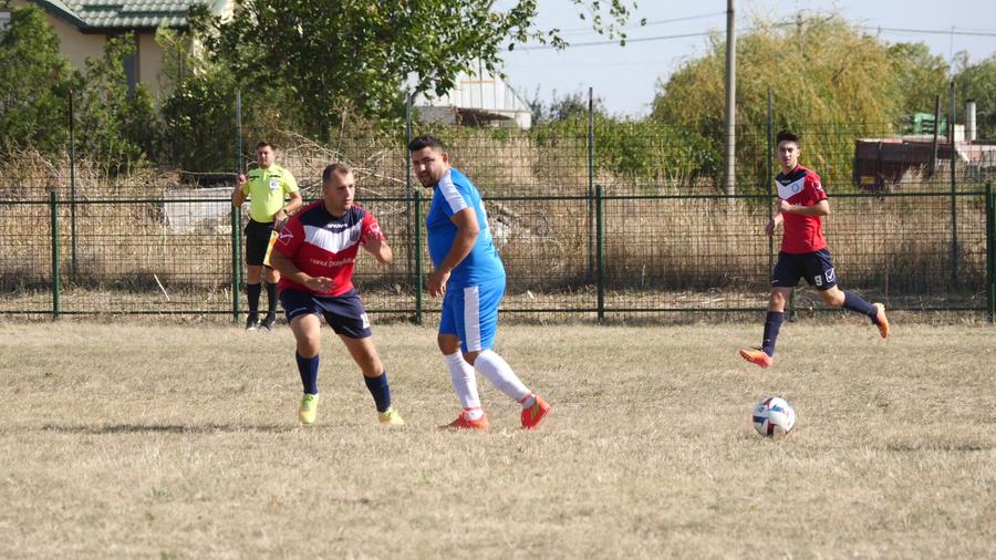 A fost avalanșă de ocazii la poarta oaspeților, care n-au înscris deloc Speranța arbitrajului din România e soția lui Ogică! Alexandra a lăsat handbalul și acum face legea la meciurile de județeană