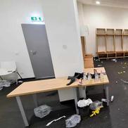 Imaginile surprinse în vestiarul folosit de Concordia Chiajna la stadionul din Târgu Jiu / Sursă foto: Pandurul